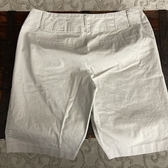Ann Taylor Khaki Bermuda Shorts Size 4  11" inseam - Picture 2 of 4